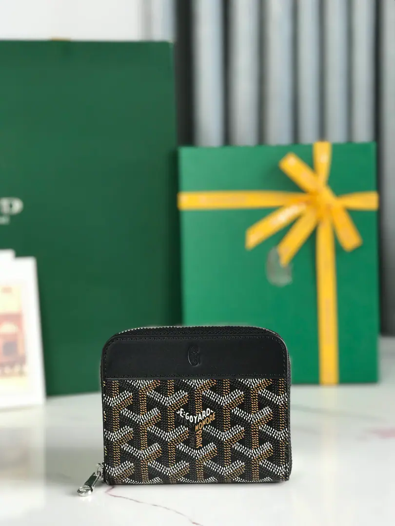 【Koji.】NewMATIGNON MINIZero wallets are designed with a full zipper.. The partitions contain coins., And their inside bags can be inserted into cards or small IDs.. It's a great little practicality., The banknotes are loose. A dime and a dime.6A card laminator. The smooth zipper design helps you lock your fortunes.🤏 Dimensions: 11.5*9.5（cm） 🔍020605