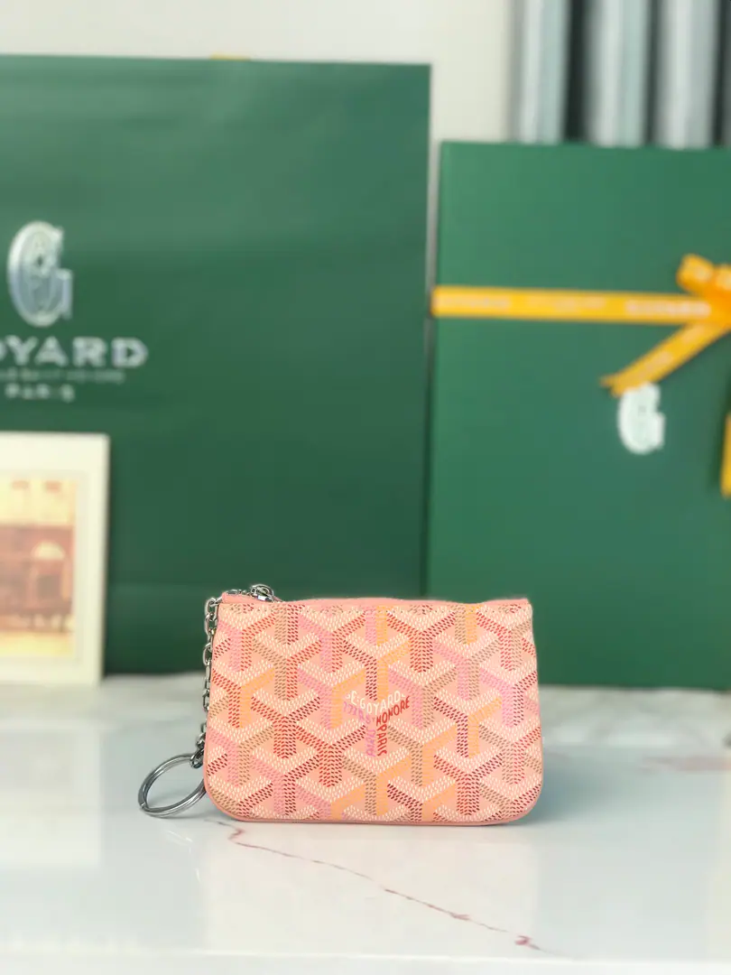 GOYARD The little leather thing is named after the landmark streets and buildings of Paris.. SENAT NANOThe key bag is in.DThe locking system for the rings and zippers., Safe storage keys. It's very practical in size., It's a card., The ideal choice of a change or a micro-brand.. Dimensions: 13*1*9 🔍120251