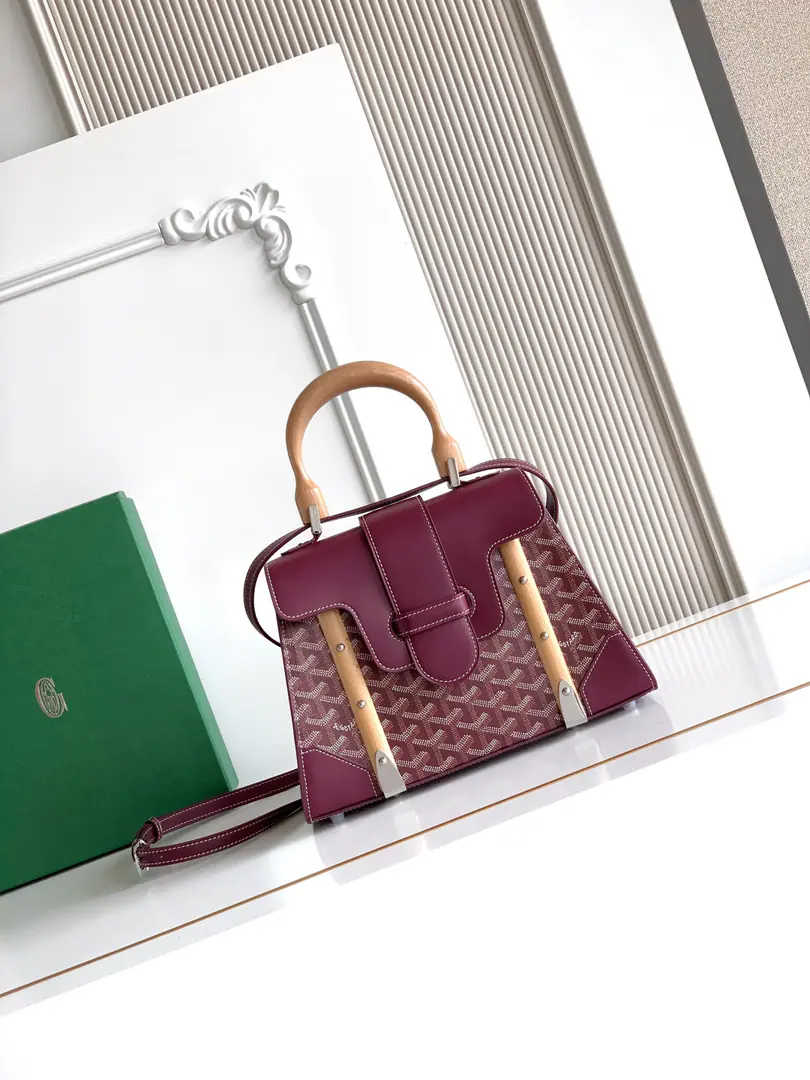 Saïgon - Yes, it is. GoyarOne of the family's logos., It highlights all the distinctive elements of the branding process., Like wood., A guard., Leather Corners and Boxing Nails. Saigon The small bag is structured., The strap can be broken., A charming style of distinction.. 20 cm x 12 cm x 28 cm 🔎LAR 2305-Wine.