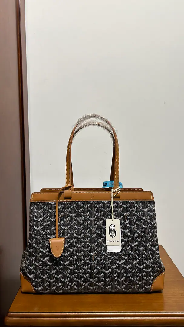 Original factory skin/ /A gift bag. Goyard BellchassThe teleports have a computer bag that can accommodate them.A4Wideness of the document, It meets daily and commercial telecommuting needs. It's made of unprinted canvas.BiaudeProtect Mask, Covering the rain and protecting privacy for the contents, CrocClose the switch will ensure the safety of the contents., Two flat-pitchers., - You can carry it with your hand or shoulder. DimensionsSize: 36cm*15cm*27cm Search🔎020161