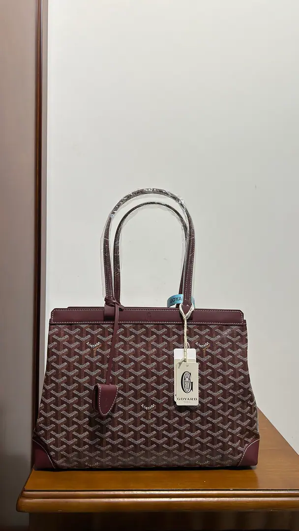Original factory skin/ /A gift bag. Goyard BellchassThe teleports have a computer bag that can accommodate them.A4Wideness of the document, It meets daily and commercial telecommuting needs. It's made of unprinted canvas.BiaudeProtect Mask, Covering the rain and protecting privacy for the contents, CrocClose the switch will ensure the safety of the contents., Two flat-pitchers., - You can carry it with your hand or shoulder. DimensionsSize: 36cm*15cm*27cm Search🔎020161