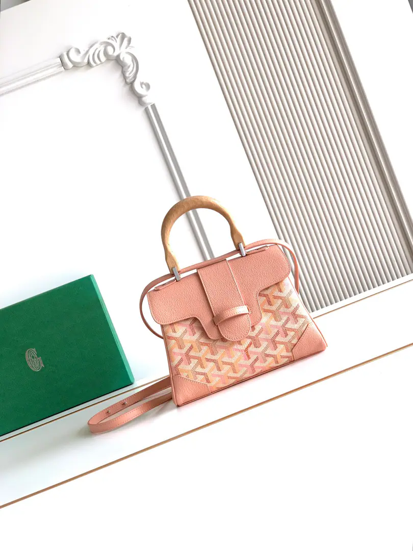 （Smoky color.）💭Goyar* mini Saigon Saigon bag. It's a symbol of love., Elegance, And delicateSaigonBags！It's a little low profile and perfect., This is a elegant style that is difficult to reject., Pick it up. It's a little lighter than I thought.～👯 Material: The wooden squid handle is for the import of head-decked cow skin.🐂 Dimensions: 20x14.5×9cm, Plus the wooden handles are always high.25cm Model 8202