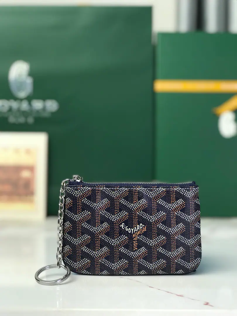 GOYARD The little leather thing is named after the landmark streets and buildings of Paris.. SENAT NANOThe key bag is in.DThe locking system for the rings and zippers., Safe storage keys. It's very practical in size., It's a card., The ideal choice of a change or a micro-brand.. Dimensions: 13*1*9 🔍120251