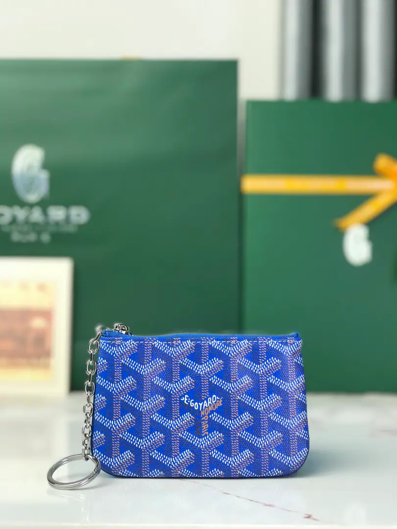 GOYARD The little leather thing is named after the landmark streets and buildings of Paris.. SENAT NANOThe key bag is in.DThe locking system for the rings and zippers., Safe storage keys. It's very practical in size., It's a card., The ideal choice of a change or a micro-brand.. Dimensions: 13*1*9 🔍120251