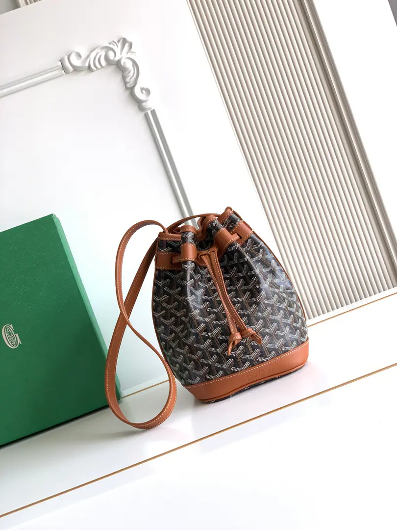 Petit Flot The bucket bag highlights its modular design, It's thanks to the strap-in-the-strap way., The shoulder belts provide three different lengths., A variety of back-ups.: Short shoulder belt single shoulder method, Medium shoulder belt single shoulder method, Tilt-over back or shoulder-strap-on-back. This bag is fixed by leather rope., Easy to access the contents of the bag.. 23 cm x 14.5 cm x 17 cm 🔎8309-Brown.