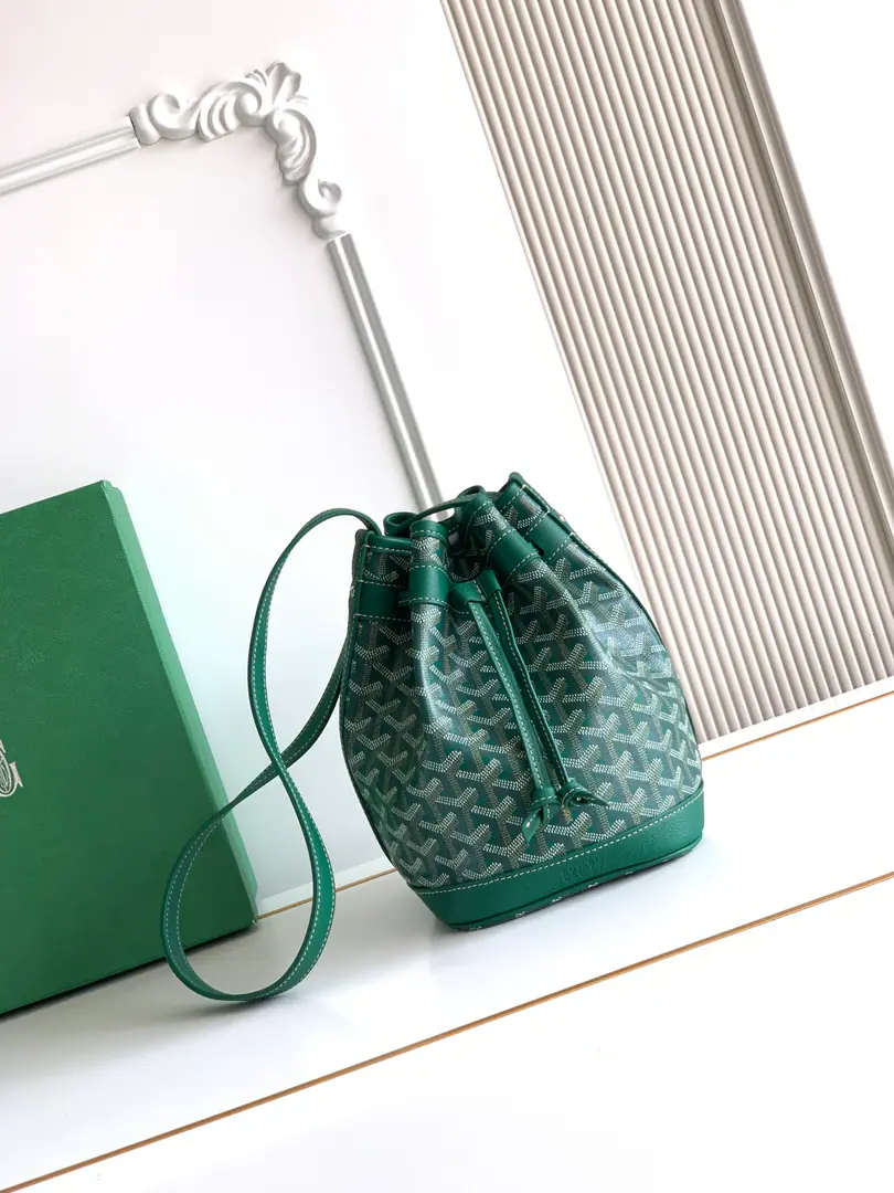 Petit Flot The bucket bag highlights its modular design, It's thanks to the strap-in-the-strap way., The shoulder belts provide three different lengths., A variety of back-ups.: Short shoulder belt single shoulder method, Medium shoulder belt single shoulder method, Tilt-over back or shoulder-strap-on-back. This bag is fixed by leather rope., Easy to access the contents of the bag.. 23 cm x 14.5 cm x 17 cm 🔎8309-Green