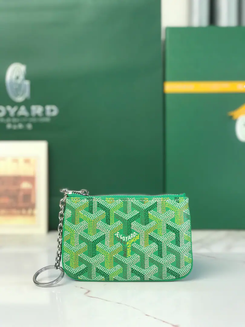 GOYARD The little leather thing is named after the landmark streets and buildings of Paris.. SENAT NANOThe key bag is in.DThe locking system for the rings and zippers., Safe storage keys. It's very practical in size., It's a card., The ideal choice of a change or a micro-brand.. Dimensions: 13*1*9 🔍120251