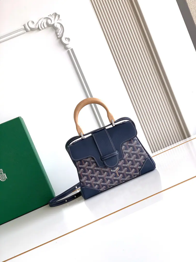 💭Goyard mini Saigon Saigon bag. It's a symbol of love., Elegance, And delicateSaigonBags！It's a little low profile and perfect., This is a elegant style that is difficult to reject., Pick it up. It's a little lighter than I thought.～👯 Material: The wooden squid handle is for the import of head-decked cow skin.🐂 Dimensions: 20x14.5×9cm, Plus the wooden handles are always high.25cm Model 8202