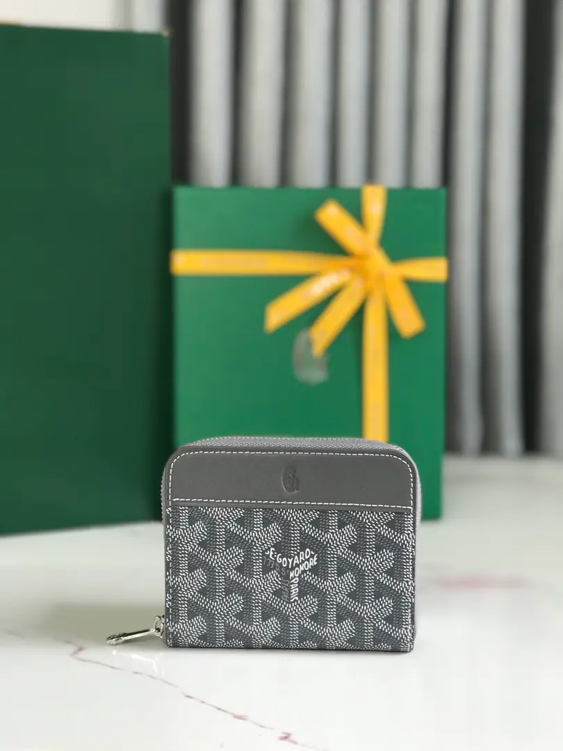 Koji.】NewMATIGNON MINIZero wallets are designed with a full zipper.. The partitions contain coins., And their inside bags can be inserted into cards or small IDs.. It's a great little practicality., The banknotes are loose. A dime and a dime.6A card laminator. The smooth zipper design helps you lock your fortunes.🤏 Dimensions: 11.5*9.5（cm） 🔍020605