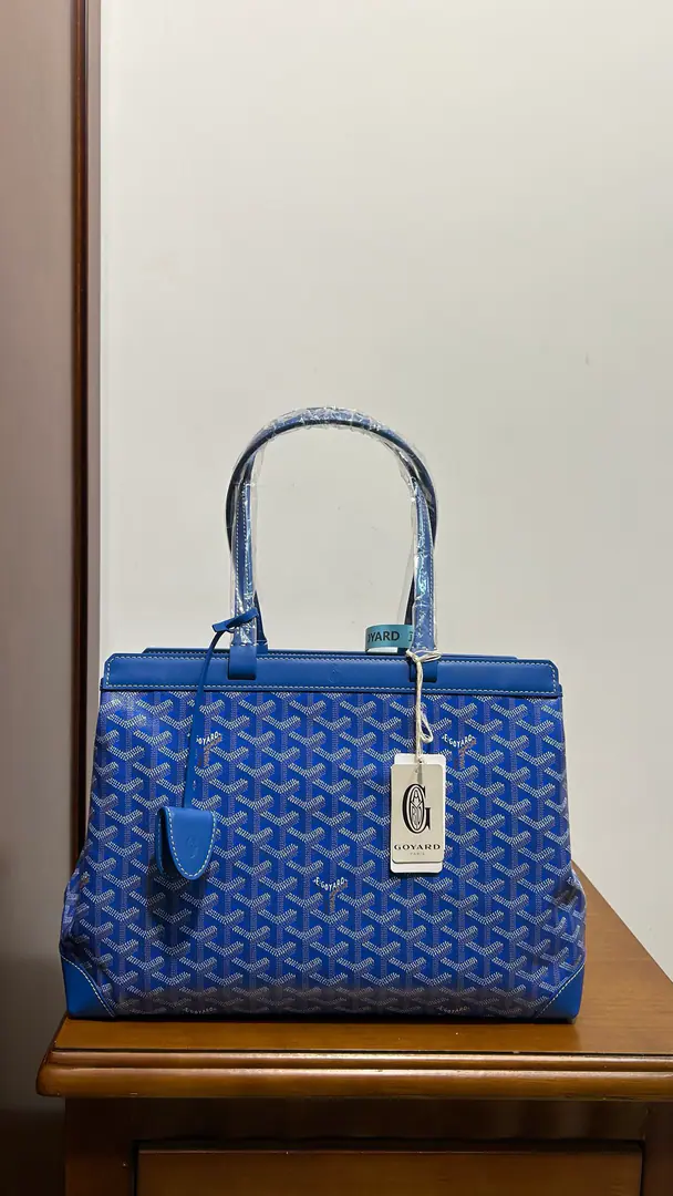 Original factory skin/ /A gift bag. Goyard BellchassThe teleports have a computer bag that can accommodate them.A4Wideness of the document, It meets daily and commercial telecommuting needs. It's made of unprinted canvas.BiaudeProtect Mask, Covering the rain and protecting privacy for the contents, CrocClose the switch will ensure the safety of the contents., Two flat-pitchers., - You can carry it with your hand or shoulder. DimensionsSize: 36cm*15cm*27cm Search🔎020161