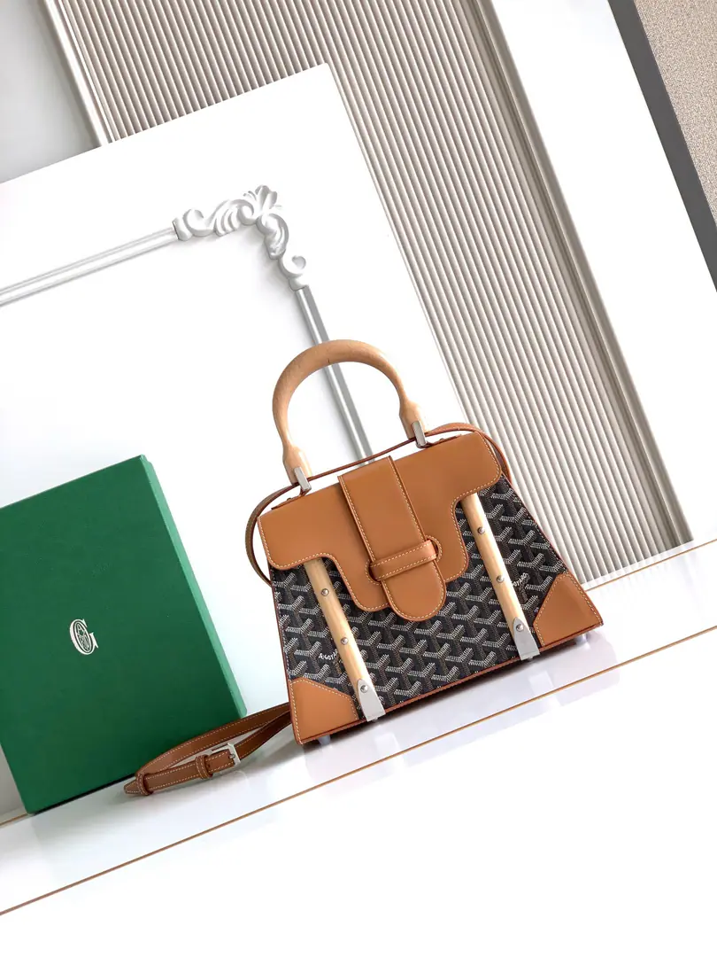 Saïgon - Yes, it is. GoyarOne of the family's logos., It highlights all the distinctive elements of the branding process., Like wood., A guard., Leather Corners and Boxing Nails. Saigon The small bag is structured., The strap can be broken., A charming style of distinction.. 20 cm x 12 cm x 28 cm 🔎LAR 2305-Brown.