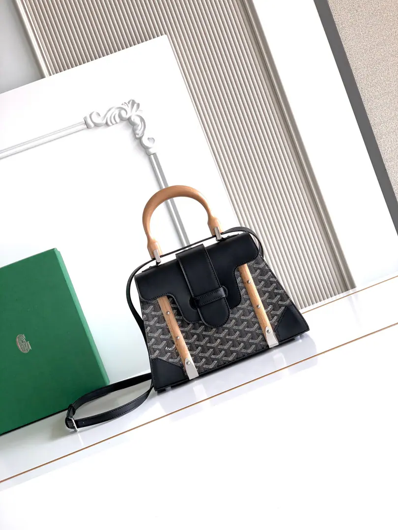 Saïgon - Yes, it is. GoyarOne of the family's logos., It highlights all the distinctive elements of the branding process., Like wood., A guard., Leather Corners and Boxing Nails. Saigon The small bag is structured., The strap can be broken., A charming style of distinction.. 20 cm x 12 cm x 28 cm 🔎LAR 2305-Black