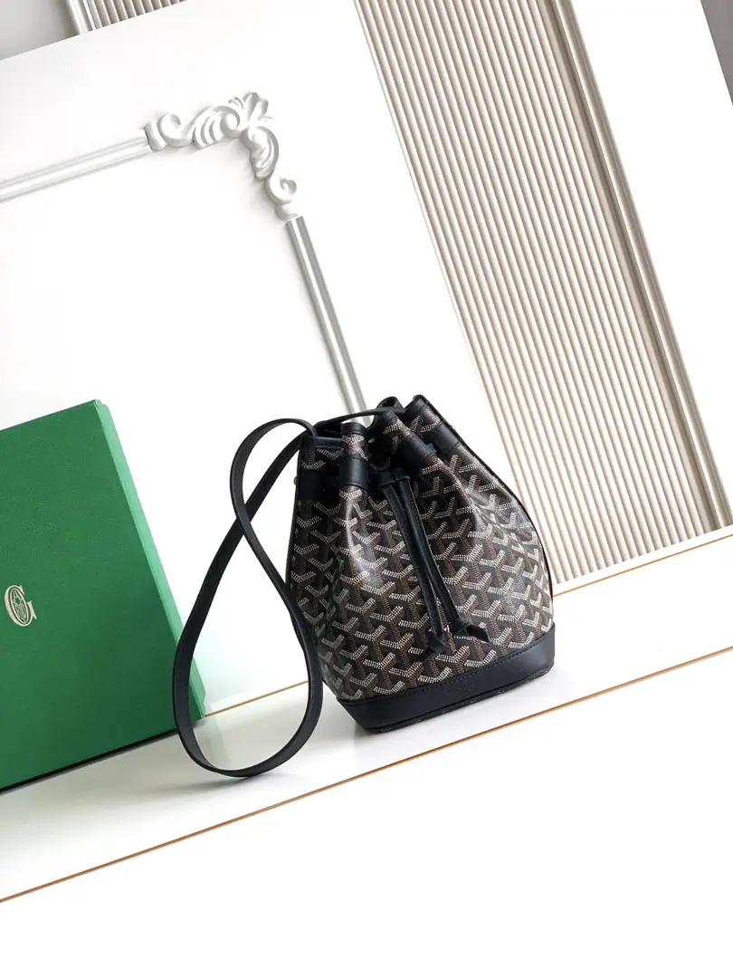 Petit Flot The bucket bag highlights its modular design, It's thanks to the strap-in-the-strap way., The shoulder belts provide three different lengths., A variety of back-ups.: Short shoulder belt single shoulder method, Medium shoulder belt single shoulder method, Tilt-over back or shoulder-strap-on-back. This bag is fixed by leather rope., Easy to access the contents of the bag.. 23 cm x 14.5 cm x 17 cm 🔎8309-Black