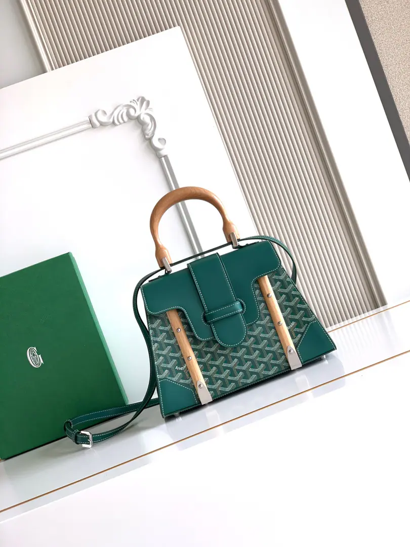 Saïgon - Yes, it is. GoyarOne of the family's logos., It highlights all the distinctive elements of the branding process., Like wood., A guard., Leather Corners and Boxing Nails. Saigon The small bag is structured., The strap can be broken., A charming style of distinction.. 20 cm x 12 cm x 28 cm 🔎LAR 2305-Green