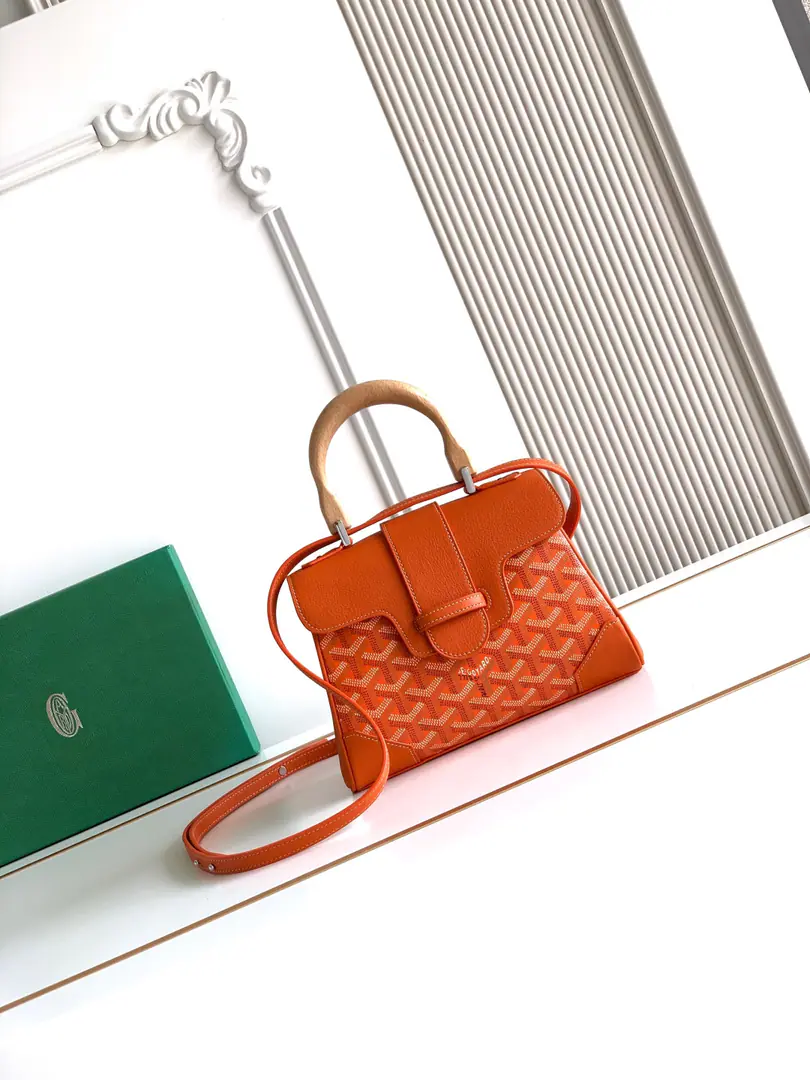 💭Goyar* mini Saigon Saigon bag. It's a symbol of love., Elegance, And delicateSaigonBags！It's a little low profile and perfect., This is a elegant style that is difficult to reject., Pick it up. It's a little lighter than I thought.～👯 Material: The wooden squid handle is for the import of head-decked cow skin.🐂 Dimensions: 20x14.5×9cm, Plus the wooden handles are always high.25cm Model 8202