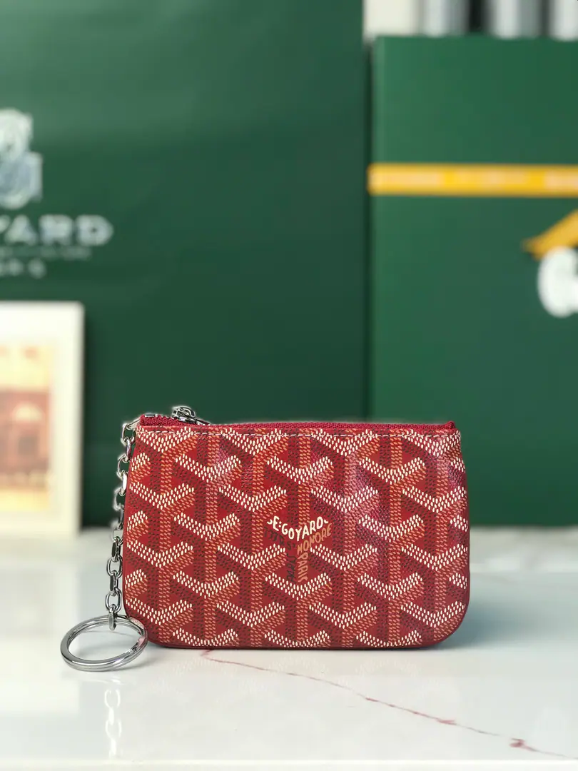 GOYARD The little leather thing is named after the landmark streets and buildings of Paris.. SENAT NANOThe key bag is in.DThe locking system for the rings and zippers., Safe storage keys. It's very practical in size., It's a card., The ideal choice of a change or a micro-brand.. Dimensions: 13*1*9 🔍120251