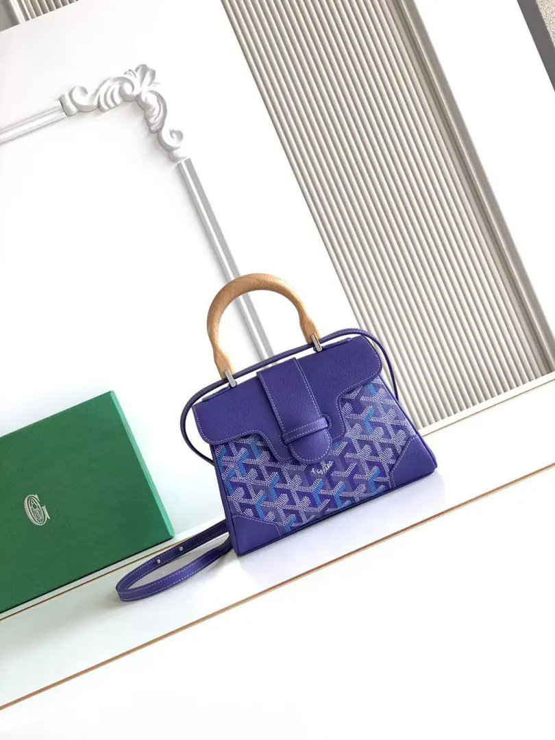 （Smoky color.）💭Goyar* mini Saigon Saigon bag. It's a symbol of love., Elegance, And delicateSaigonBags！It's a little low profile and perfect., This is a elegant style that is difficult to reject., Pick it up. It's a little lighter than I thought.～👯 Material: The wooden squid handle is for the import of head-decked cow skin.🐂 Dimensions: 20x14.5×9cm, Plus the wooden handles are always high.25cm Model 8202