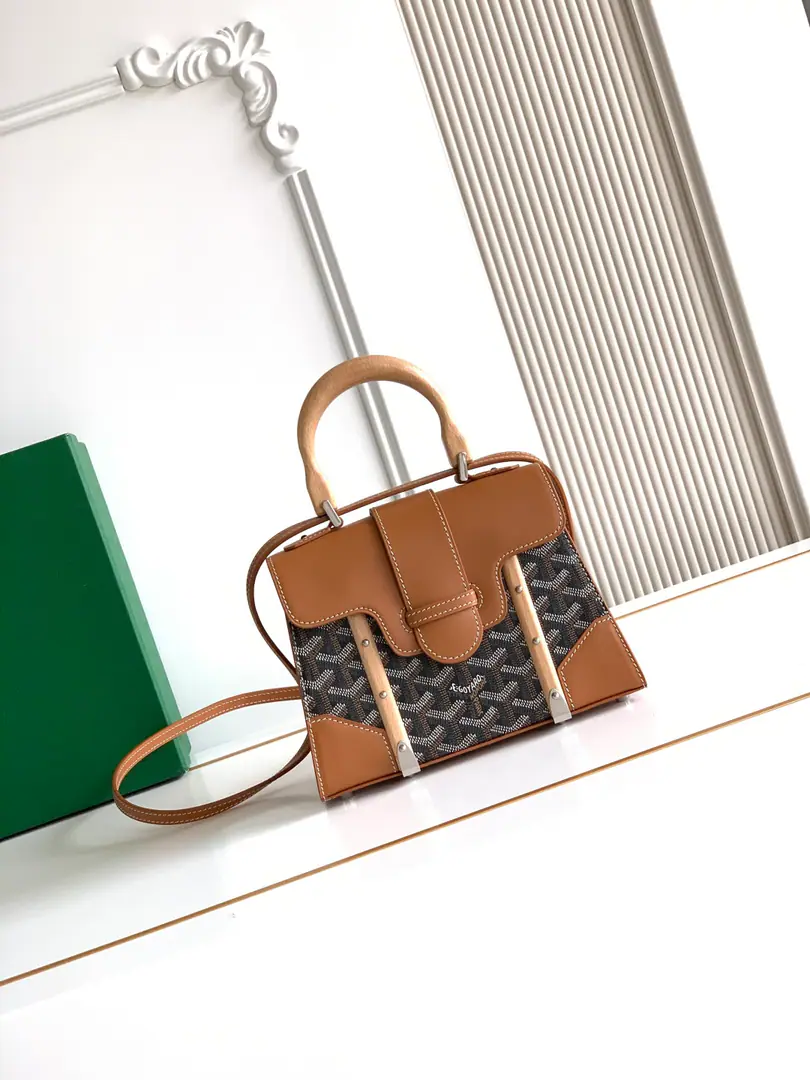 Saïgon The hard-copy mini bag is... GoyarOne of the family's logos., It highlights the many distinctive elements of branding the box process., Like wood., A guard., Leather Corners and Boxing Nails. SaïgonThe package is designed using structured pocket designs., The strap can be broken., A charming style of distinction.. 15 cm x 7.5 cm x 20 cm 🔎LAR 8203-Brown.