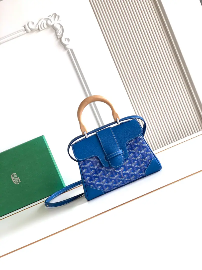 💭Goyar* mini Saigon Saigon bag. It's a symbol of love., Elegance, And delicateSaigonBags！It's a little low profile and perfect., This is a elegant style that is difficult to reject., Pick it up. It's a little lighter than I thought.～👯 Material: The wooden squid handle is for the import of head-decked cow skin.🐂 Dimensions: 20x14.5×9cm, Plus the wooden handles are always high.25cm Model 8202