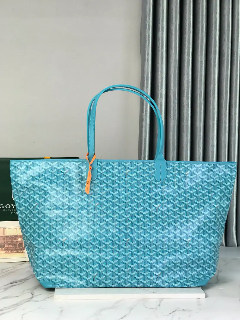 Here.2026Year-limited Version, In the exclusive pinestone blue., ♪ Whether it'sGOYARDINEThe canvas or the leather detail is used to keep up the fabric and skin., Full-Set Custom™️To keep up with the high quality of the client.🔝 ARTOISBig packs use the size specifications of the travel packs, He inherited us.ARTOISThe small and medium-sized fluid lines and fine craft, It's perfect for weekends or cabins.. It's a perfect length for a single shoulder.. It's closed and combined with two locking elements., It's safe to keep the contents.. size: 68*24*37（cm） 🔍020186-1