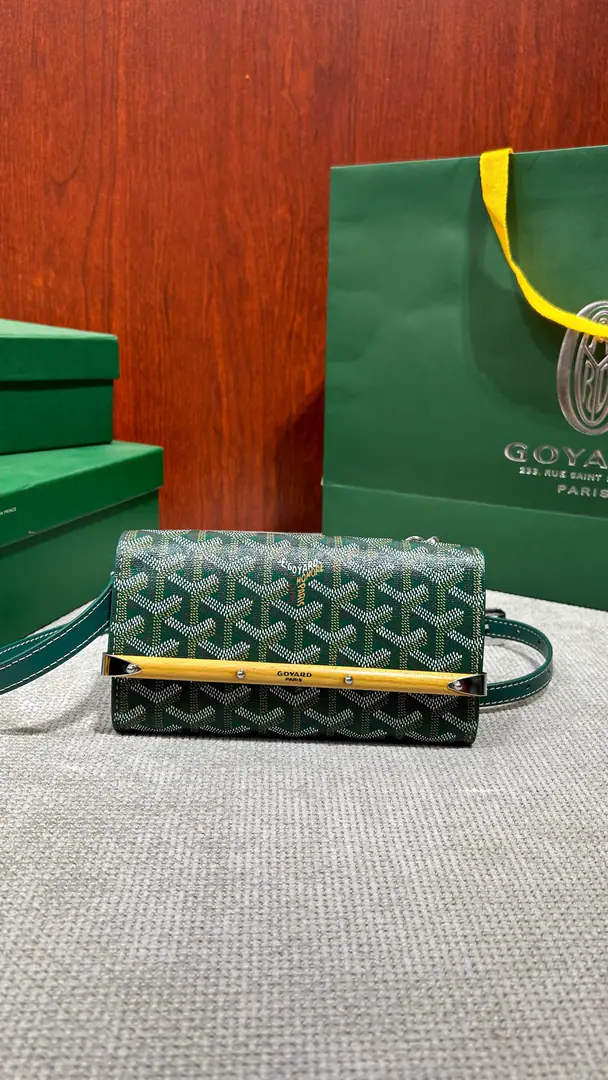 goyardGoya's wooden bag.MONTE-CARLOMini-Back's been explaining some of it again.GOYARDCharacteristics of the marked suitcase, Like wood bars., The raspberry and the suitcase.. It's designed as a handbag., It can be worn on the belt with two leather rings., And a small shoulder belt.. Dimensions, Weight: 19X3.3X10(CM), (G) ·Main Materials&Other Materials:GOYARDINE The canvas. & VAUZELLESCowskin. ·Internal Materials:External description of the yellow cotton liner:The wood cut-off system.:Press button Facilities: This commodity applies to the maximum size of16.51X7.81Centimetres of cellular metal components:The corner.,Box nails. Model: 020237