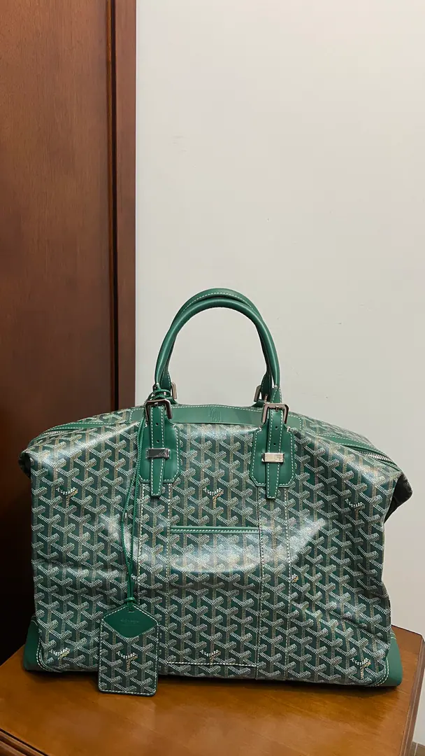GoyardThis travel bag.(Length45centimetres)Aimed at meeting the growing demand for softer and lighter travel kits, Especially.1950The rise of air travel in the years.. It's called the famous American Boeing.. ·Dimensions, Weight:45X22X30(CM),1.6(KG) ·Main Materials&Other Materials:GOYARDINE The canvas. & CLAMECYCow skin. ·Internal Materials:Yellow cotton liner. ·External description:The power can be changed by the side wing button., The bag in front., 4A leather-bag open system.:Double-lock slider Metal components: The nail.,Locked and key. Dismantled and remixable shoulder belts:Alignable handle height: 20(CM)Pattern:Handheld ·Organisation:Short trip,Countries travelling in business:France Model: GY020155