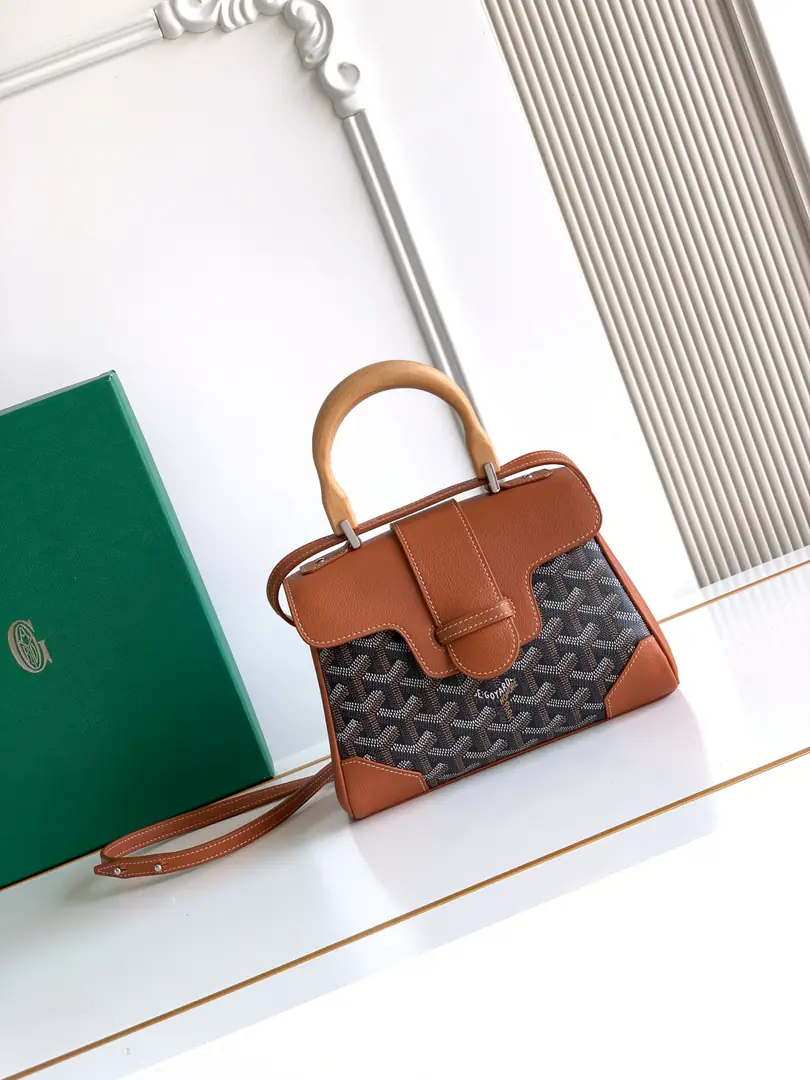💭Goyard mini Saigon Saigon bag. It's a symbol of love., Elegance, And delicateSaigonBags！It's a little low profile and perfect., This is a elegant style that is difficult to reject., Pick it up. It's a little lighter than I thought.～👯 Material: The wooden squid handle is for the import of head-decked cow skin.🐂 Dimensions: 20x14.5×9cm, Plus the wooden handles are always high.25cm Model 8202