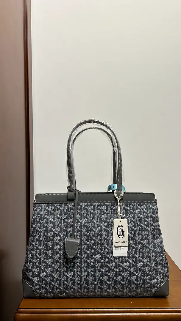 Original factory skin/ /A gift bag. Goyard BellchassThe teleports have a computer bag that can accommodate them.A4Wideness of the document, It meets daily and commercial telecommuting needs. It's made of unprinted canvas.BiaudeProtect Mask, Covering the rain and protecting privacy for the contents, CrocClose the switch will ensure the safety of the contents., Two flat-pitchers., - You can carry it with your hand or shoulder. DimensionsSize: 36cm*15cm*27cm Search🔎020161
