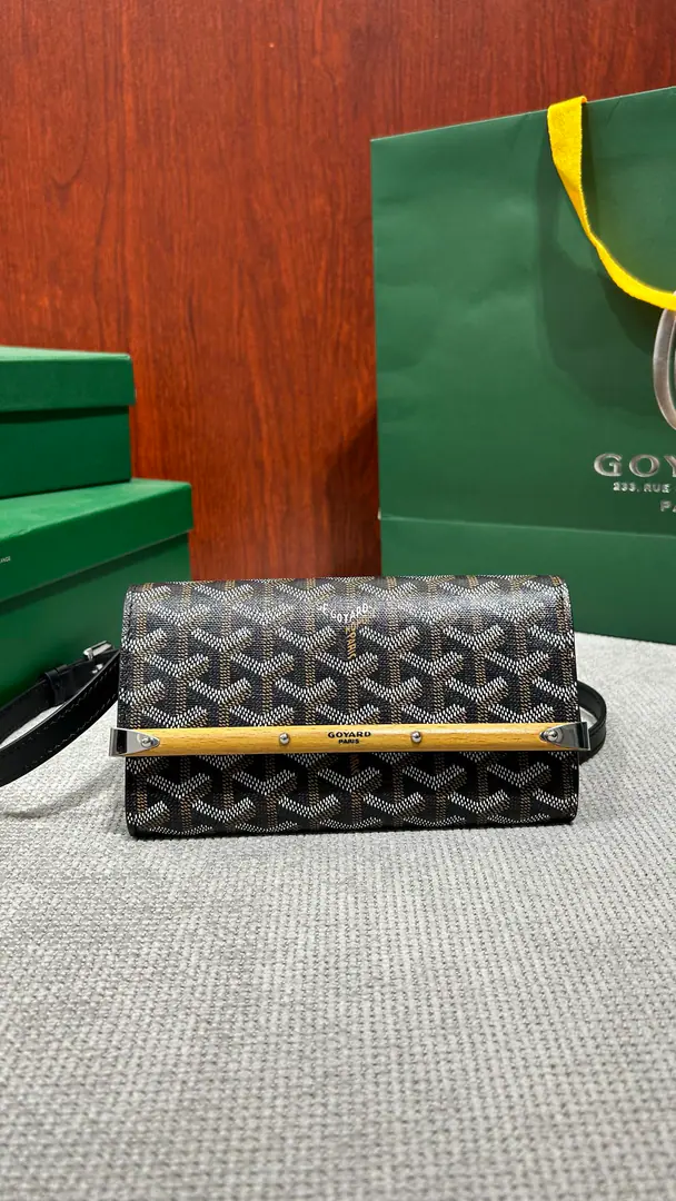 goyardGoya's wooden bag.MONTE-CARLOMini-Back's been explaining some of it again.GOYARDCharacteristics of the marked suitcase, Like wood bars., The raspberry and the suitcase.. It's designed as a handbag., It can be worn on the belt with two leather rings., And a small shoulder belt.. Dimensions, Weight: 19X3.3X10(CM), (G) ·Main Materials&Other Materials:GOYARDINE The canvas. & VAUZELLESCowskin. ·Internal Materials:External description of the yellow cotton liner:The wood cut-off system.:Press button Facilities: This commodity applies to the maximum size of16.51X7.81Centimetres of cellular metal components:The corner.,Box nails. Model: 020237