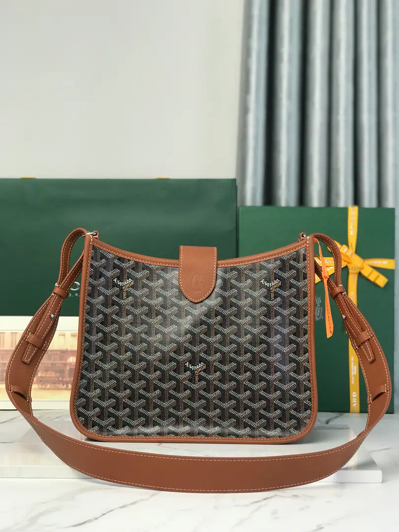 ❤️MUSETTEThe slash pack is a very useful everyday partner.. It's elegant and casual., A very broad contours., Lightness and abundance.. The twilight of the leather straps, which are the result of the modifiable leather straps, shows the essence of the leather craft of this brand, which can be used as a slash., And used as a single shoulder bag.. Magnetic straw buttons and built-in pockets can accommodate the daily necessities.. Dimensions: 28*10*22 🔍020262