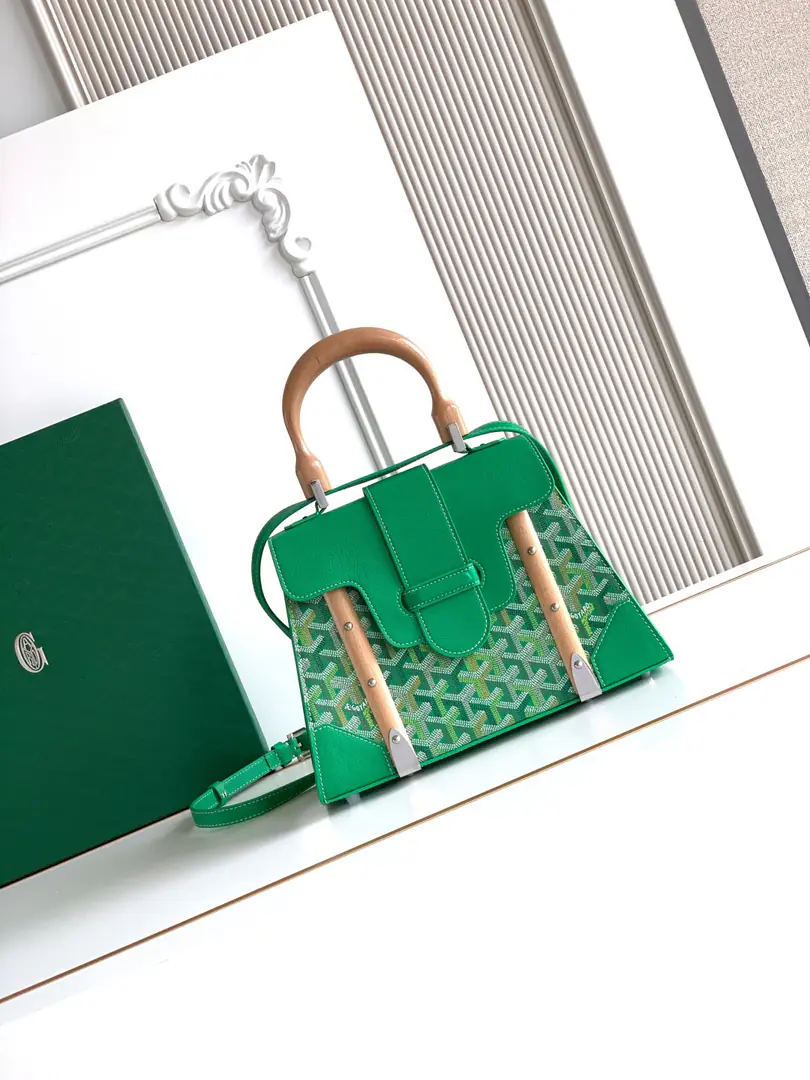 （Smoky color.）Saïgon - Yes, it is. GoyarOne of the family's logos., It highlights all the distinctive elements of the branding process., Like wood., A guard., Leather Corners and Boxing Nails. Saigon The small bag is structured., The strap can be broken., A charming style of distinction.. 20 cm x 12 cm x 28 cm 🔎LAR 2305-Green grass.