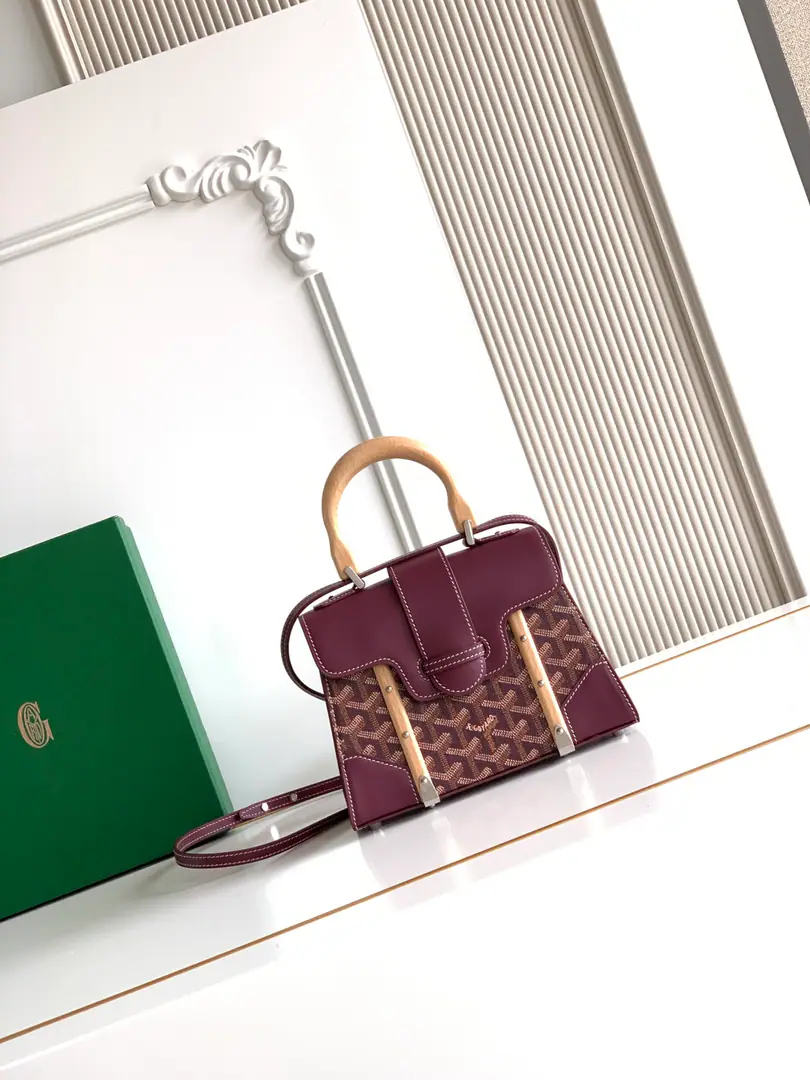 Saïgon The hard-copy mini bag is... GoyarOne of the family's logos., It highlights the many distinctive elements of branding the box process., Like wood., A guard., Leather Corners and Boxing Nails. SaïgonThe package is designed using structured pocket designs., The strap can be broken., A charming style of distinction.. 15 cm x 7.5 cm x 20 cm 🔎LAR 8203-Wine.