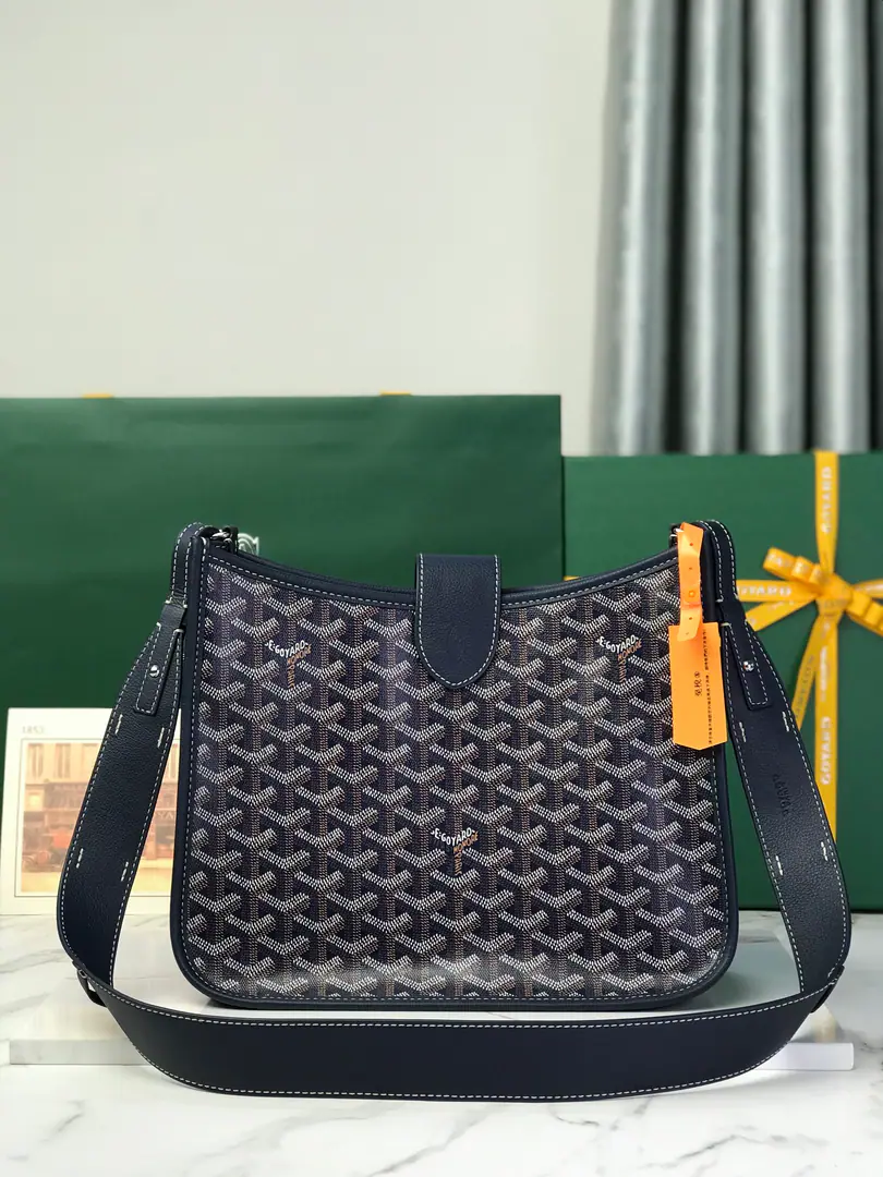 ❤️MUSETTEThe slash pack is a very useful everyday partner.. It's elegant and casual., A very broad contours., Lightness and abundance.. The twilight of the leather straps, which are the result of the modifiable leather straps, shows the essence of the leather craft of this brand, which can be used as a slash., And used as a single shoulder bag.. Magnetic straw buttons and built-in pockets can accommodate the daily necessities.. Dimensions: 28*10*22 🔍020262