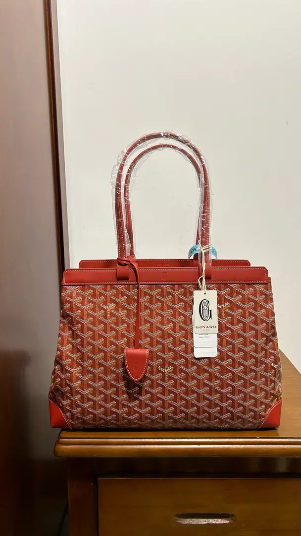Original factory skin/ /A gift bag. Goyard BellchassThe teleports have a computer bag that can accommodate them.A4Wideness of the document, It meets daily and commercial telecommuting needs. It's made of unprinted canvas.BiaudeProtect Mask, Covering the rain and protecting privacy for the contents, CrocClose the switch will ensure the safety of the contents., Two flat-pitchers., - You can carry it with your hand or shoulder. DimensionsSize: 36cm*15cm*27cm Search🔎020161