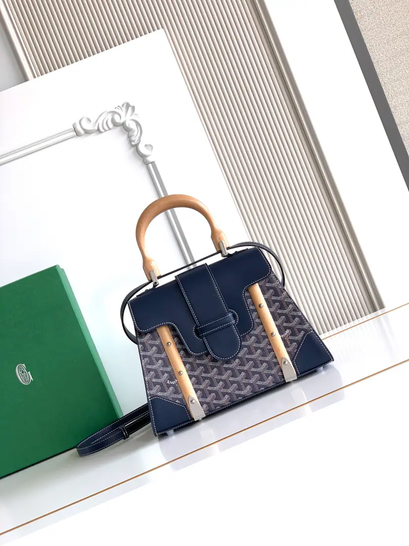 Saïgon - Yes, it is. GoyarOne of the family's logos., It highlights all the distinctive elements of the branding process., Like wood., A guard., Leather Corners and Boxing Nails. Saigon The small bag is structured., The strap can be broken., A charming style of distinction.. 20 cm x 12 cm x 28 cm 🔎LAR 2305-Blue