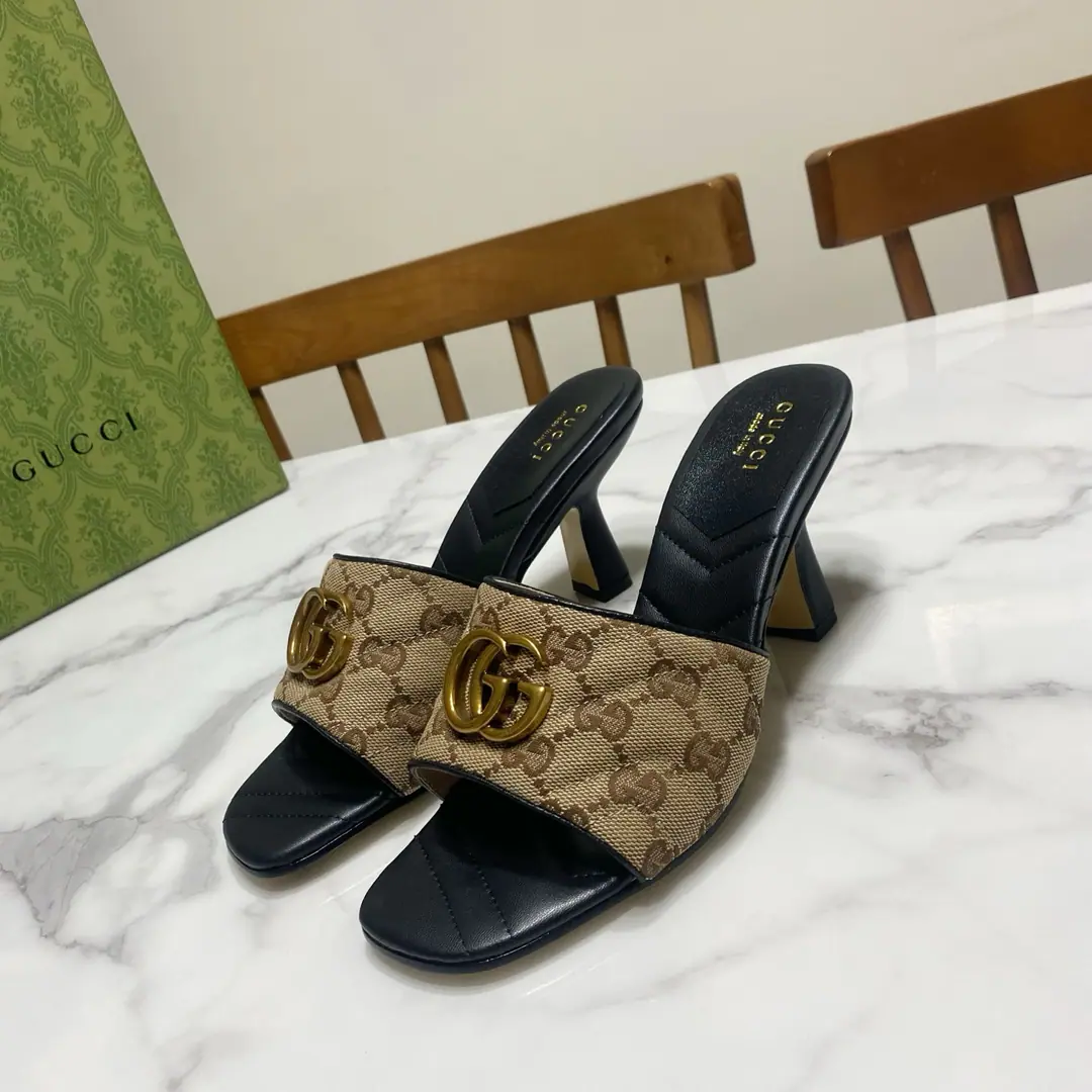 Gucci Guch. The early spring and hot.🔥The diamond-gring heel slippers., Original1:1Repeat, Big stars..The red is growing grass., Fashionful., ♪ New and original ♪, The upper foot is comfortable..White and thin. Shoe.🈶Skins of sheep./𝙂𝙂Brush, The pad is a goat's skin., That's a big one. He's tall.: 7.5CM Size: 35—39Code（34.40.41.42.43- It's a deal., No re-election.）