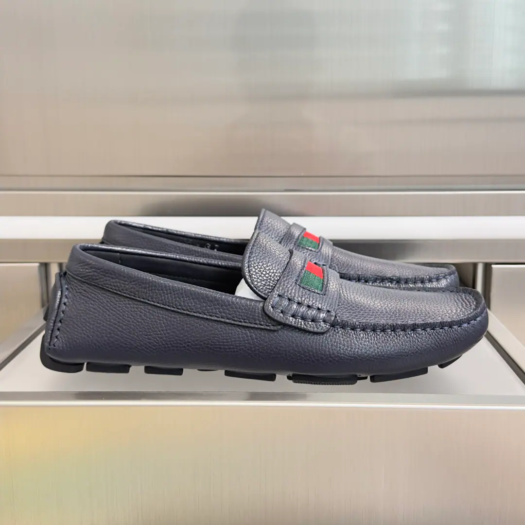 Top Version: Men GucciGustz! GHome. Latest Gentlemen. Old Money. Doudou shoes. A foot. Lazy. Leisure shoes. A simple and contemporary display of driving shoes, etc., Smart, skill-and-comfort experience.. This man's shoe-shoes are chosen for leather., The details of the weaving bands are carefully spelled out in the shoe tongue. Send a cabinet for fine packaging🛍📦 ▪️Fabulous.: Original customized import of head-level cattle skin ▪️Uchi.: Original custom customised in soft sheep skin ▪️Otsumi!: Original modeling of slide-resistant rubber material ▪️Bottom: 2.5CM ▪️size: Men39-45