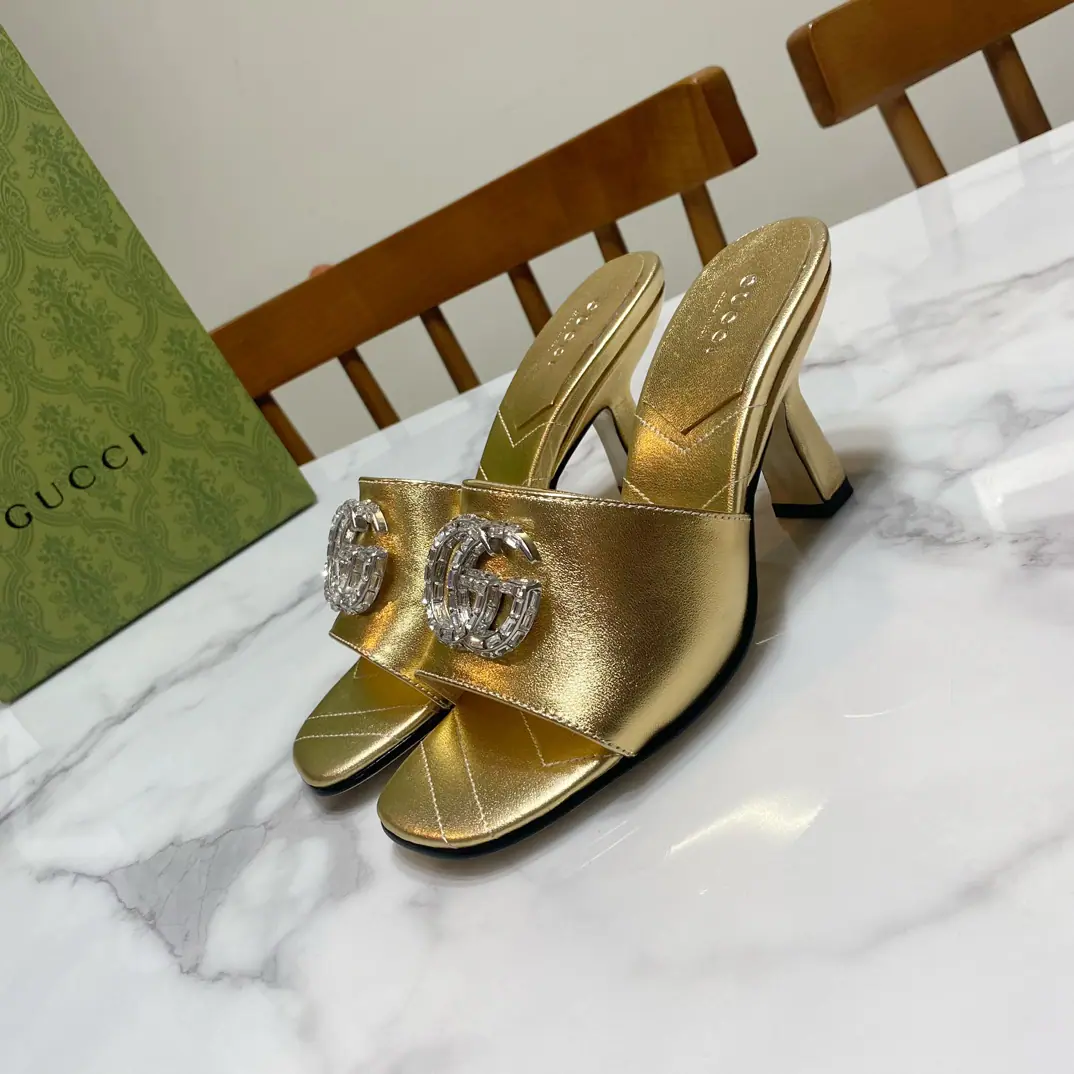 Gucci Guch. The early spring and hot.🔥The diamond-gring heel slippers., Original1:1Repeat, Big stars..The red is growing grass., Fashionful., ♪ New and original ♪, The upper foot is comfortable..White and thin. Shoe.🈶 Skins of sheep.｜Demetrius metal skin, The pad is a goat's skin., That's a big one., Original hardware drill. He's tall.: 7.5CM Size: 35—39Code（34.40.41.42.43- It's a deal., No re-election.）