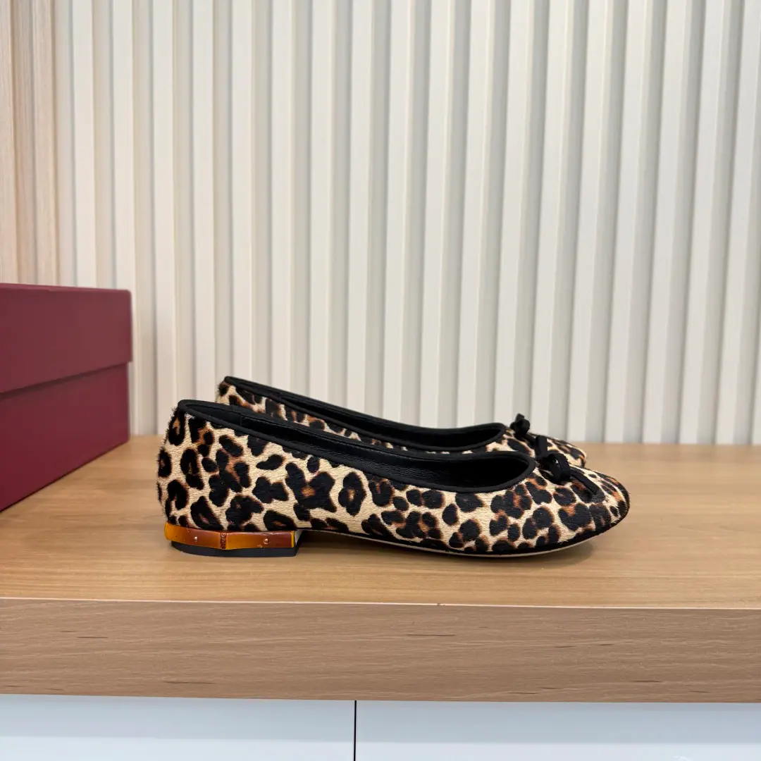 Plant price （35-42）Gucci PrimaveraThe series combines innovation with a pragmatic vision, Sets the contour, Texture and material-based new language. Producing deconstructed ballet floor shoes, This style is soft., The unlined shoe surface explores soft and contour., And with leather bows and commologetic linings.. The magnum with the gold-tone nails defines the design.. Black leather. Leather bow. The bamboo-coloured gold-plated nails. In the same leather liner. Roundhead shoe type A velvet leather shoe cushion., Gold membrane.'Gucci'Marking Floor He's tall.: 1.5centimetres