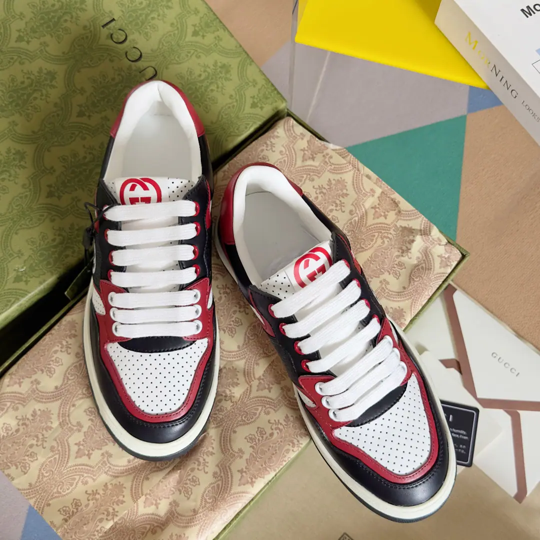 Top Version: Couple money. GucciGustz!GHome. Latest White shoes. Couple money. Leisure Sports shoes Original procurement development Make the goods. - To the sneakers.20Century70The classic sports shoes of the ages are prototypes of inspiration., The name is taken from the defense action in sport.. This is made of white leather craftsmen's heart., Side-side embellishment double-buttonGstriped weeds, And...GucciThe ancient signs are a little bit of shoe. Send a cabinet for fine packaging🛍📦 ▪️Fabulous.: Original import of head-level cattle skin ▪️Uchi.: Original custom customised in soft sheep skin ▪️Shoes under the sole.: Original OpenTPUOtsumi! ▪️Bottom: 2.5CM ▪️Size: Female35-40 / Men39-45（45Freeze!