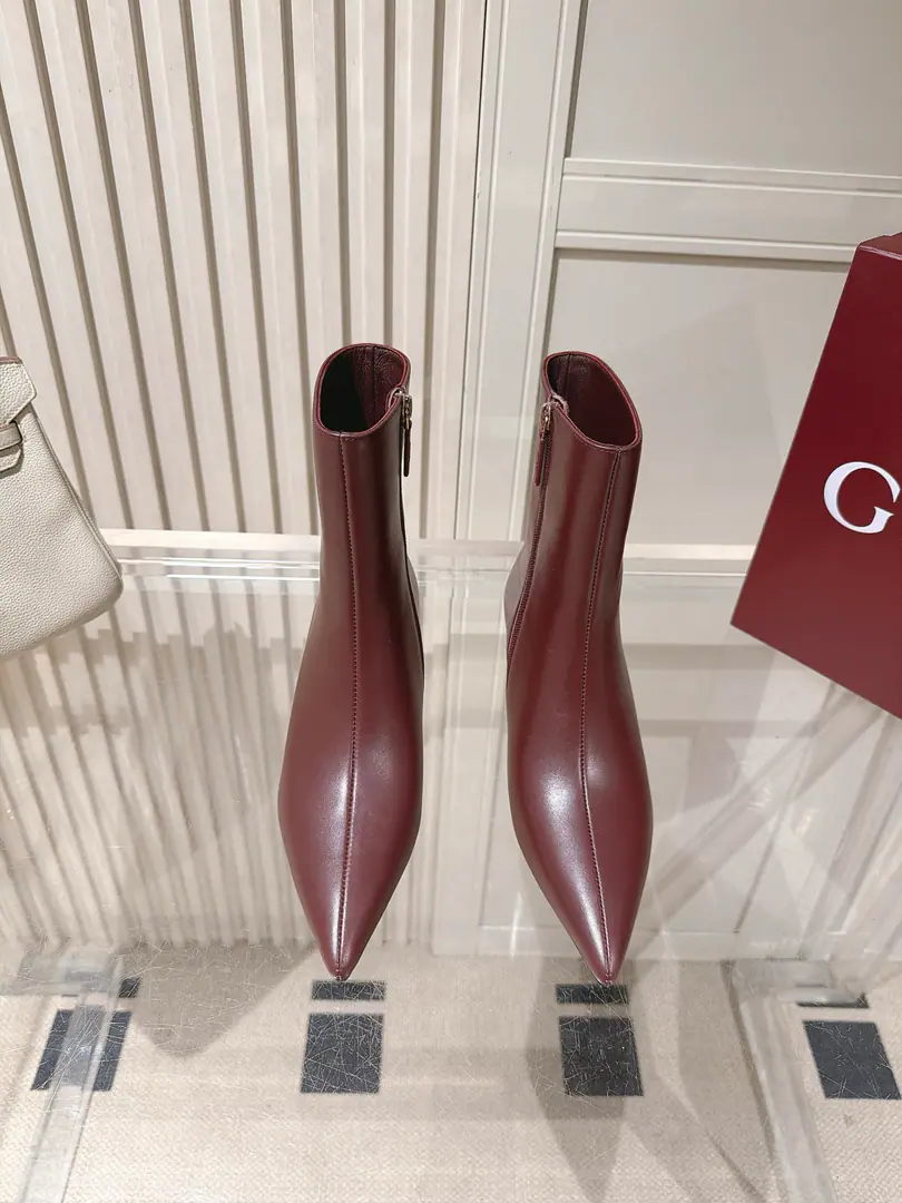 Top Quality Gucci Gughu!𝟐𝟎𝟐𝟔/Autumn and winter money.6Pump your boots in inches. Pointy side pull.+It's a metal slender.+The title is a little bit more. Details are full.～High and impressive.～It's nice and nice.👍 It's beautiful.～Very trimmed feet.～And then you pull the height ratio., The air is perfect.～The fashionable and the lean winters are the only ones that need to be worn.～The Unique One-Signature.！ 🔸Fabulous.: Full-pumped cow skin. / GGOld bouquet. 🔸Littre: In the sheep's skin. /Foot. 🔸He's tall.: 5.5cmMetals and... 🔸Shoes under the sole.: Italian imports are so thick. 🔸Size: 35-42（40 41 42Make a no-refund order.）