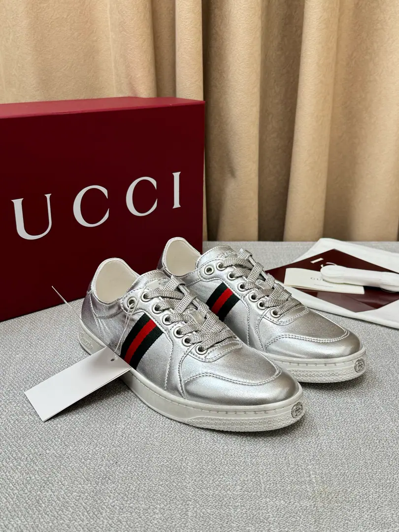GucciSeries, Market exclusive version. The classic collision with fashion., The shoes are so smart and blending leather with the branding of old flowers., I'm not sure if I can get a full recognition.. Very delicate.GucciIdentification of the suffix details, Showing luxury.. While the thick sub-design adds to the flu,, And bring comfort to the dress experience.. It's either walking on the streets or moving across the city., It makes you a focus.. Have it., Start your fashion trip.！ Women35-40, Men39-45 👉 👉