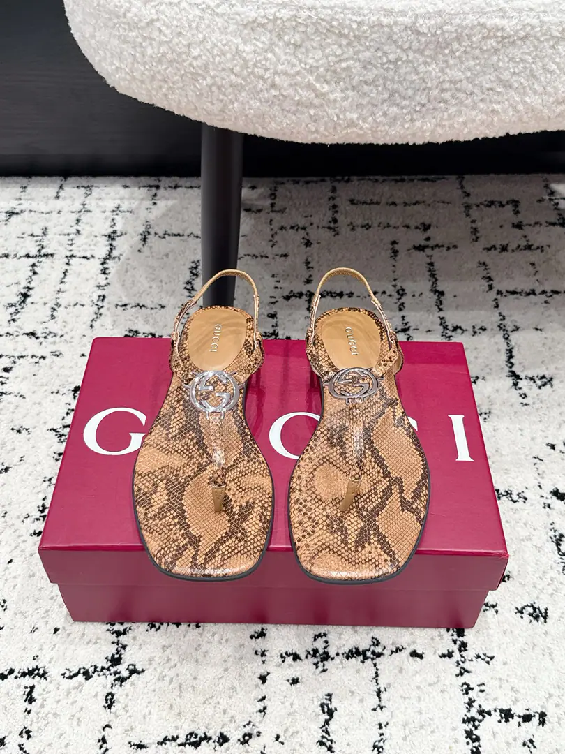 GucciGustz!26/ DoubleG"Slip the lady's sandals" The bare toes slippers are made of leather., The design elements of a square round and peace base are so smart that they are so modern.. The metal button details of the collection remind of brand fashion.！ ✔️Shoe.: Customize metal mirror skins/Bullskins. ✔️Uchi.: Lamb skin. ✔️Otsumi!: The rubber floor. ✔️Size: 35-42（40 41 42 Do it.）