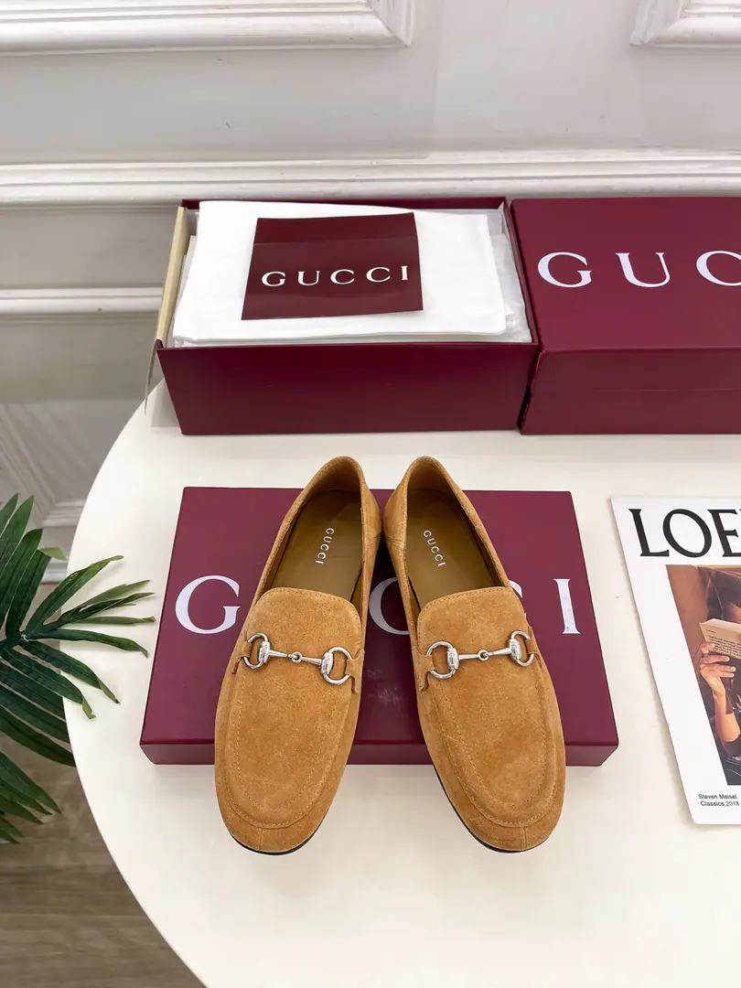 Gucci | Gustz! 26𝐬𝐬 ⭐️ GHome. The lead series finally came out., The bad guys are worth it.！The old classic. Create new designs ✨ ❥2026The new classics are on the flat-line Leafle shoes. Requisition level！It's a great sense of excellence.！A huge amount of money from domestic and international bloggers.,Old and fashionable. It's easy to wear. The upper toe blew up.！BSThe official network is pushing., New Colours Update continuously🆕 ━━━━━ ЅᏇєєt ━━━━━ ▪️Shoe.: High-prescription imports of leather ▪️Uchi.: Imports of sheep's skin ▪️Otsumi!: Italian imports are so thick. ▪️He's tall.: Floor ▪️Shoes.: 35-39（40.41.Customable） ▪️Plant price ▪️Numbering: 2608045