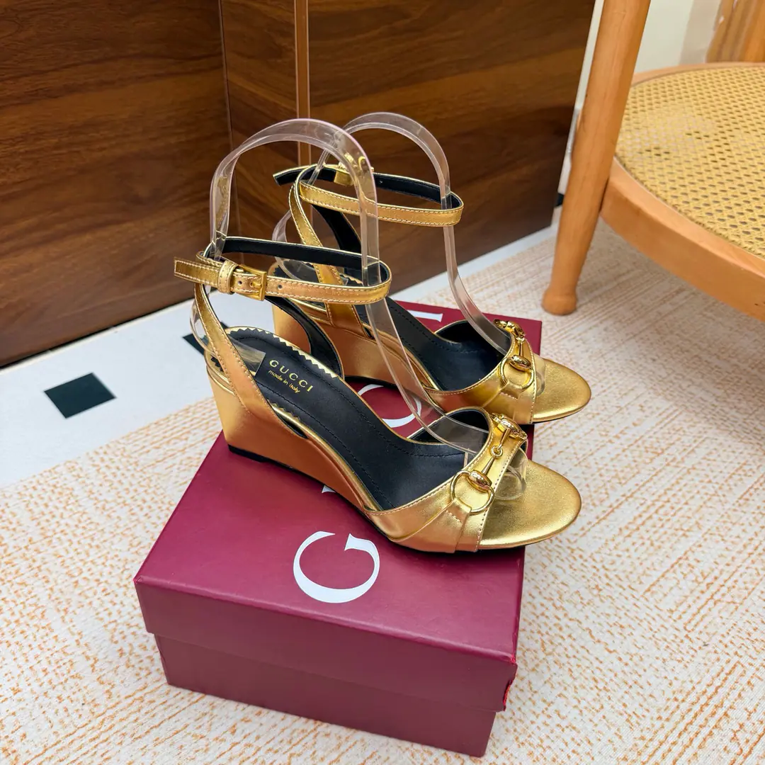 💜Gucci/Good-looking old-fashioned horse-stamped sandals. G- Homemarked title button. ♪ And the bumpy-ass sandals ♪ A lovely and comforting fashion feast is now opening.. These sandals. It's classics that clash with modern passion. Every step is a self-confidence expression with a plaque of taste.. A smart stretch of legs. Raise the overall profile. To make you feel comfortable in walking. The thick sub-design adds stability. Walking is more comfortable. No, no, no.. The fabric is based on original pedestal skin./Painted skin. The insides are all parchment. Italian imports are so thick. He's tall.: 8cm size: 35-39（40/41/42Custom）