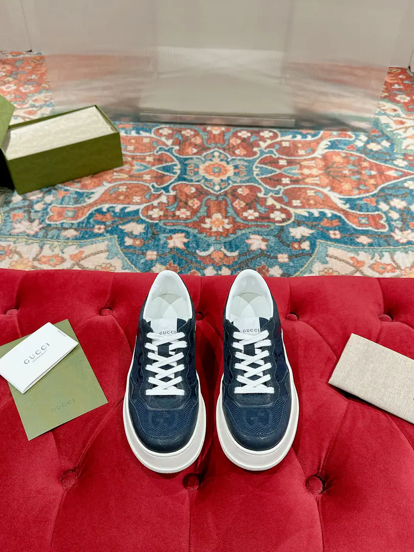🅿️ 👑Gucci🍀🍀A pair of cozy biscuits. Gucci Chunky BSeries of sneakers～- Let's go with Daddy's shoes. White shoes. Three classic elements of dirty shoes are the design of the sport and leisure mix that brands promote.. The thick sub-structures show a resonance of the sneakers., The most important thing is the shoes are very light.. The classic old flower band., Round shoe head., It's a chocolate system., It's a reminiscent feeling., The effect of the increase is extremely high., The soles are very soft and comfortable.😌Wear it all seasons., It's more of a mood to wear it in the fall.💯 ·Fabulous.: Original customized cow skins（The classic old flower cloth., Puncture., Ballasting process） ·Otsumi!:Rubber Bottom ·Uchi.:Import of sheep skin ·He's tall.:NYO5cm ·Size:Women35-40 Men39-44（Women41 Men45 Custom without re-offer）