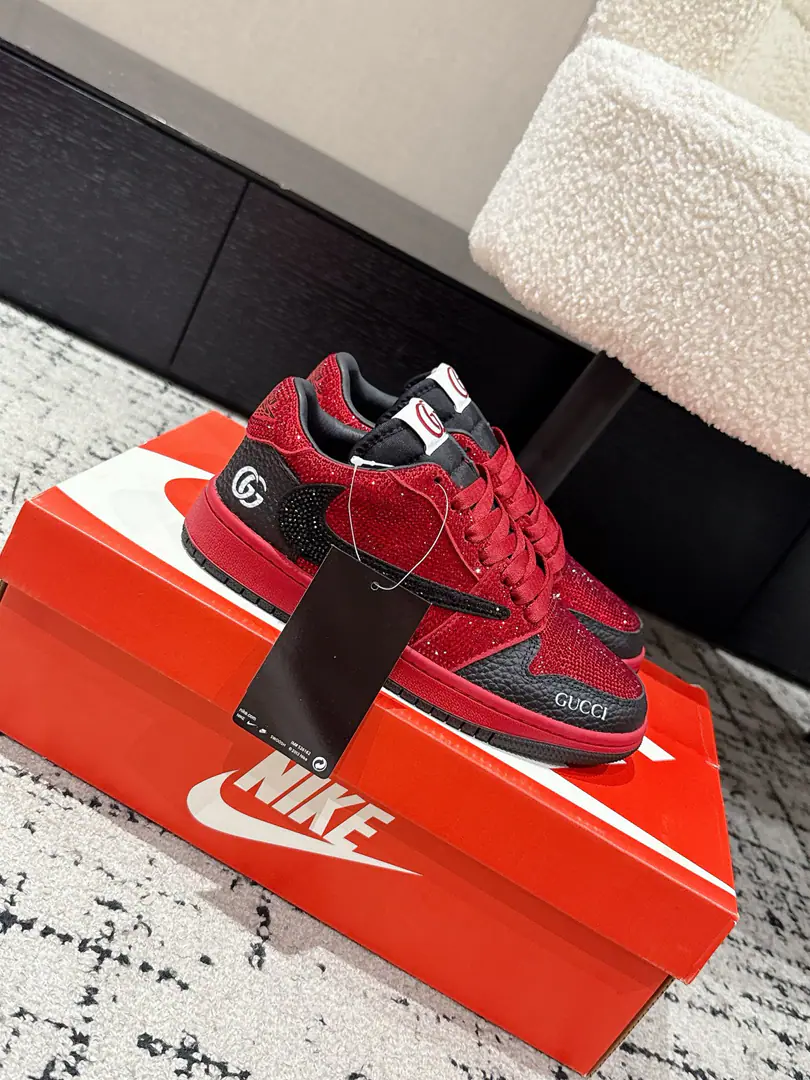 🏧𝐀𝐢𝐫 𝐉𝐨𝐫𝐝𝐚𝐧 𝐱 𝐆𝐔𝐂𝐂𝐈New Syndicate｜The stars' leisure shoes. These shoes, which are covered in water, have always been popular with the tweezers.❤️ The whole shoe is covered in a thick, woven water., ♪ And the lights shine ♪, It's a very dazzling visual effect.💯 ♪ Fleaking the brightest light ♪, It's so fascinating.👏👏 It's definitely a club killer.😎The Tide Bangers are blowing up the street. Cool. The final son.～ MATERIAL Material Original custom fabric+Hot-ass flash drills.✨ Original custom airnet sheet Original plasticized one-shoe pad The original is a model for grinding glue.💯 size: Female35-42 [40.41.42Custom] size: Men39-46 [45.46Custom]