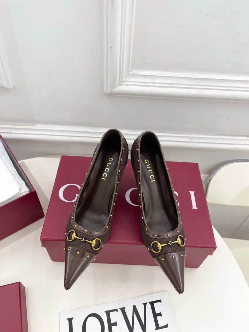 Gucci | Gustz! 26𝐬𝐬 ⭐️ GHome. The lead series finally came out., The bad guys are worth it.！The old classic. Create new designs ✨ ❥2026New The title is a swipe of color, nailed heels. Requisition level！It's a great sense of excellence.！A huge amount of money from domestic and international bloggers.,Old and fashionable. It's easy to wear. The upper toe blew up.！BSThe official network is pushing., New Colours Update continuously🆕 ━━━━━ ЅᏇєєt ━━━━━ ▪️Shoe.: High-prescription velvet/GGThe canvas. ▪️Uchi.: Imports of sheep's skin ▪️Otsumi!: Italian imports are so thick. ▪️He's tall.: 7.5cm ▪️Shoes.: 35-39（40.41.Customable） ▪️Plant price ▪️Numbering: 2608045