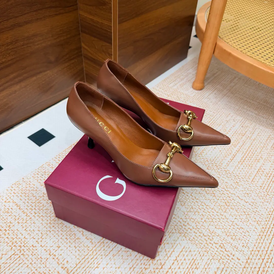 2026S Spring and summer.GucciThe new one is a sledgehammer. The shoes are the most classic.Logo, The suction is behind the pressure., I'd better wear two pairs of shoes and wear pants.👖And dress.👗There's no harm in getting in and out of any place.🩵High-quality cortex kittens and silver bright spots are more than comparable to the impact of visual shocks., Elegance and knowledge blend., A pair of shoes meets the demands of the fairies., The most beautiful of all.🩶 Shoe.: Bullskins. Uchi.: Lamb skin. He's tall.: Floor Otsumi!: That's a big one. He's tall.: 6.5cm Codes: 35-41（40, 41, 42Custom）