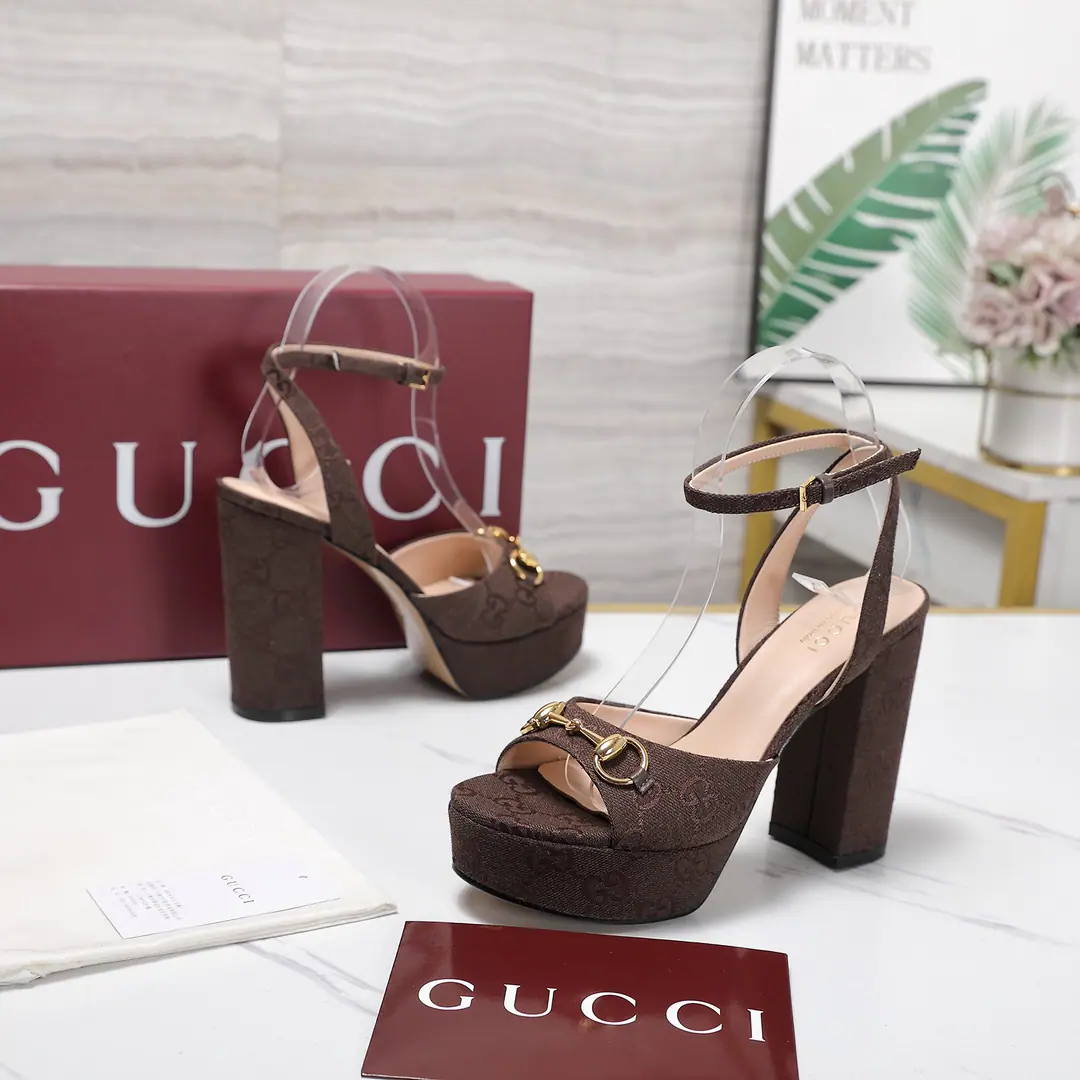 Get out of the factory. 《Unique top version》 GucciAncient.*- Yeah.2026Spring and summer's latest pop-up sandal series.…… 【Roundheads, pure water table heels.】 Original MonoQuality 🍃The original juice-like European style., 💥The upper foot is perfect.💃💃Wearing these shoes., Extremity., ♪ The crystals are so cruising ♪, No matter what the ingredients are., It's the only way to get home., It's a zero distance from the original., The whole column is filled with exciting and exciting synthesizing., The quality of different materials, The physiography of my muscles., It's a very artistic thing.…… ❶Shoe.:Customized importation of cattle paints ❷Uchi.:Customized imports of sheep skin ❸Foot.:Customized imports of sheep skin ❹Otsumi!:The Italians are so rich. ❺He's tall.:10.5cm.Water table high2.5 ❻Packaging:Original package ❼Codes:35-39(34.40.41.42Custom without re-offer)